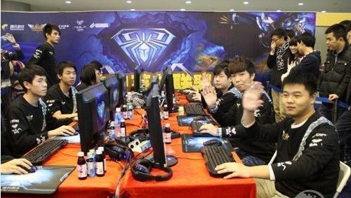 Spirit 战胜 Heroic ， Mouz 在 IEM Cologne 2025 开幕赛中战胜 Liquid
