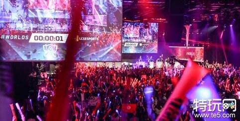 缺失的女性坦克回头看月亮，点燃光来帮助Xun获得三杀。 JD Gaming 中路和打野展现了他们的实力，拉回了一座城市。